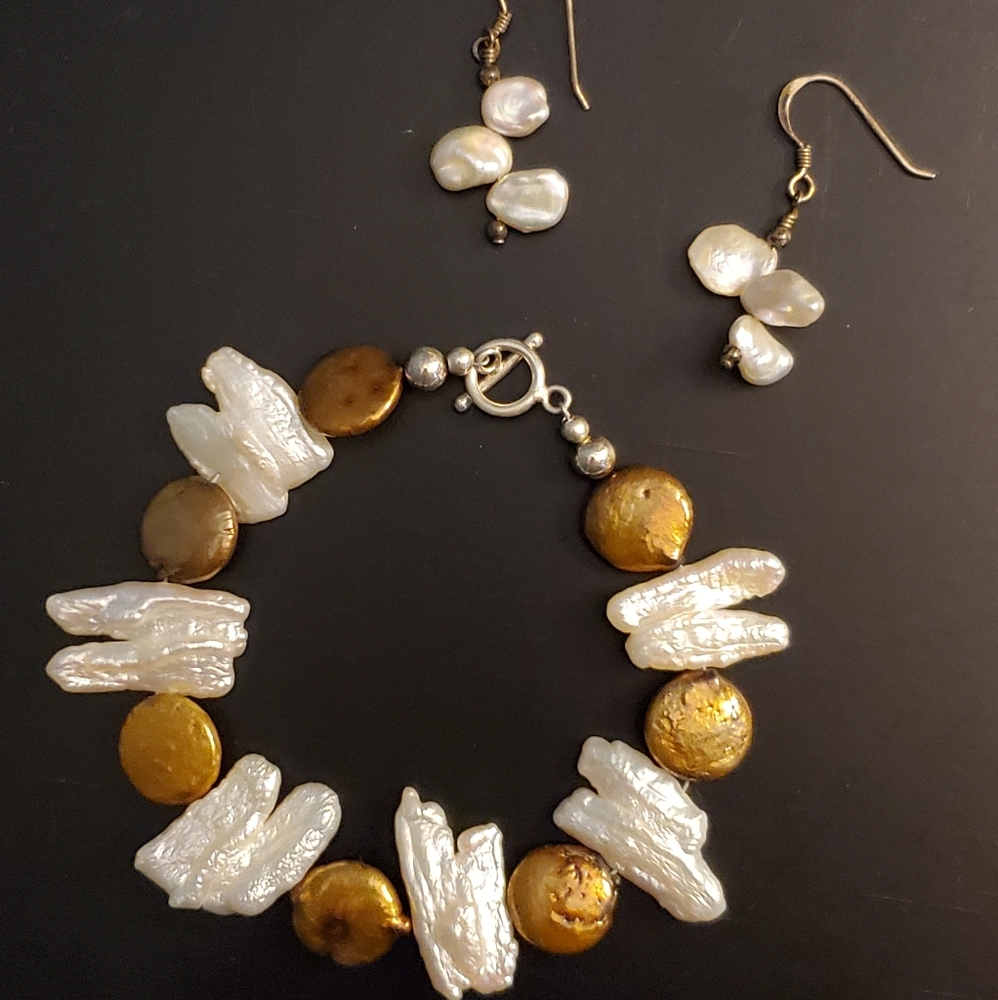 🌠3/$12 or FREE🌠 pearl bracelet & earrings set